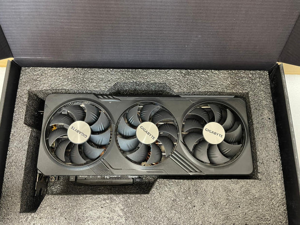 Gigabyte Radeon RX 7800 XT GAMING OC 16GB – GDDR6 256-bit, Windforce Cooling, Metal Backplate, DP 2.1, HDMI 2.1, RDNA 3 – GV-R78XTGAMING OC-16GD | A+ Grade – Excellent Condition, Tested & Verified, Comes with Original Box Gigabyte